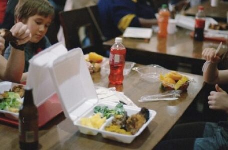 Escuelas son obligadas a alimentar a estudiantes con alimentos menos saludables en medio de la escasez