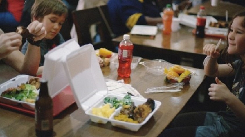 Escuelas son obligadas a alimentar a estudiantes con alimentos menos saludables en medio de la escasez