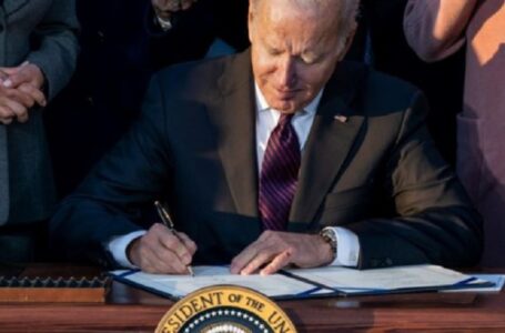 Biden firma costoso proyecto de ley de infraestructura como supuesta ley en medio del aumento de la inflación