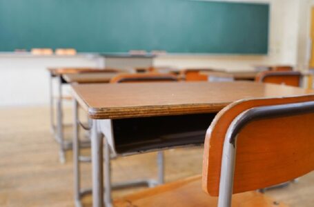 Junta escolar Re-8 de Weld rechaza intento de prohibir el plan de estudios de CRT