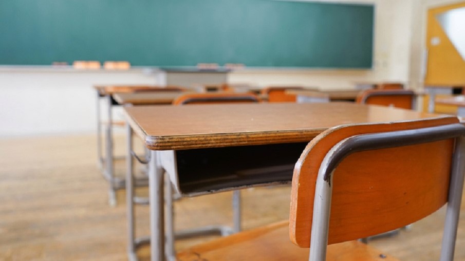 Junta escolar Re-8 de Weld rechaza intento de prohibir el plan de estudios de CRT