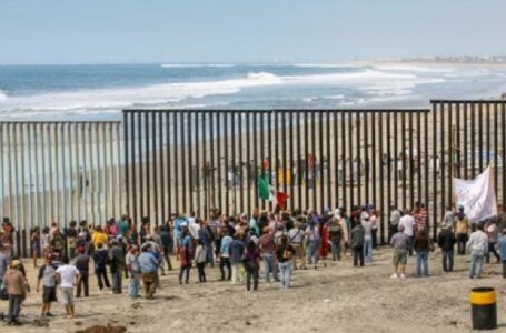 Estados Unidos llega a acuerdo, restablecerá política de Trump de ‘Permanecer en México’