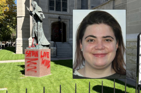 Mujer acusada de crimen de odio en relación con el vandalismo de la catedral católica de Denver