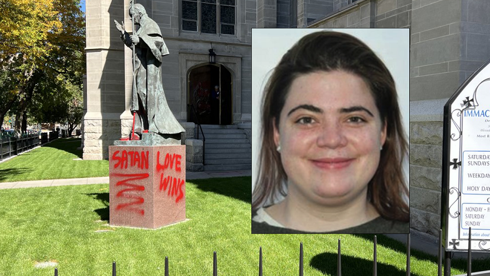 Mujer acusada de crimen de odio en relación con el vandalismo de la catedral católica de Denver