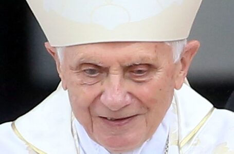 Ex papa Benedicto XVI, acusado de saber que sacerdotes abusaron de niños y no hizo nada