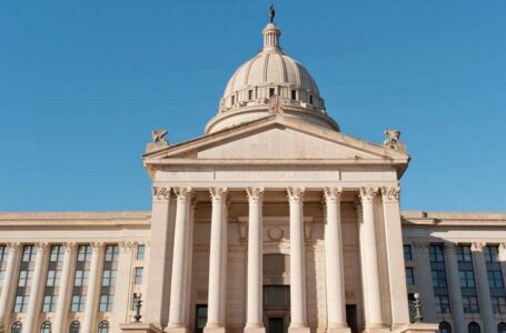 Gobernador de Oklahoma firma ley que convierte abortar en felonía