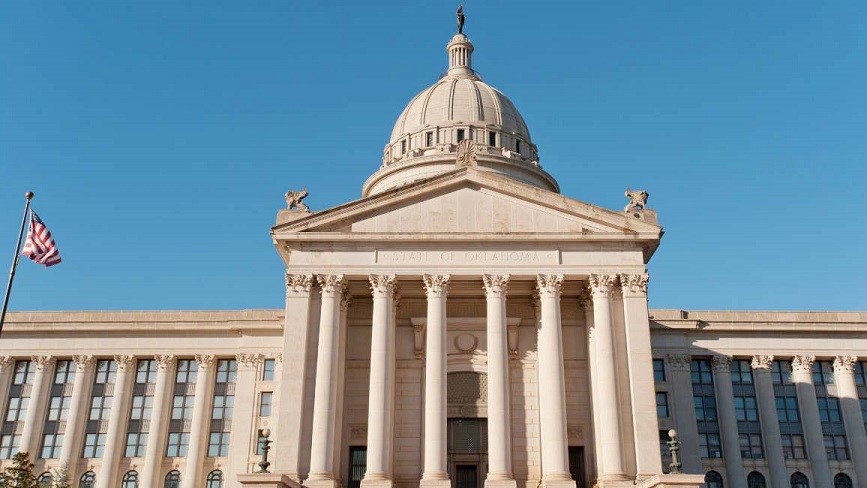 Gobernador de Oklahoma firma ley que convierte abortar en felonía