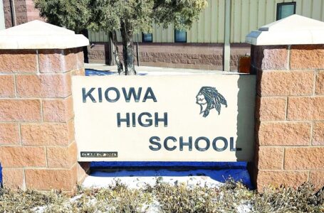 Escuelas de Kiowa mantendrán la mascota de los Indios