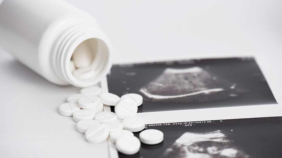 FDA permiten que farmacias minoristas distribuyan píldoras abortivas