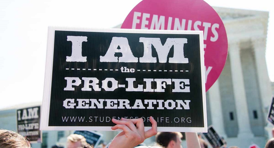 Estudiante universitaria pro-vida detalla agresión y acoso a manos de estudiantes pro-aborto