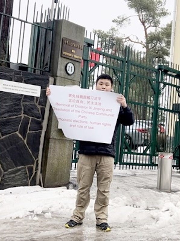 Joven se levanta contra el Partido Comunista Chino