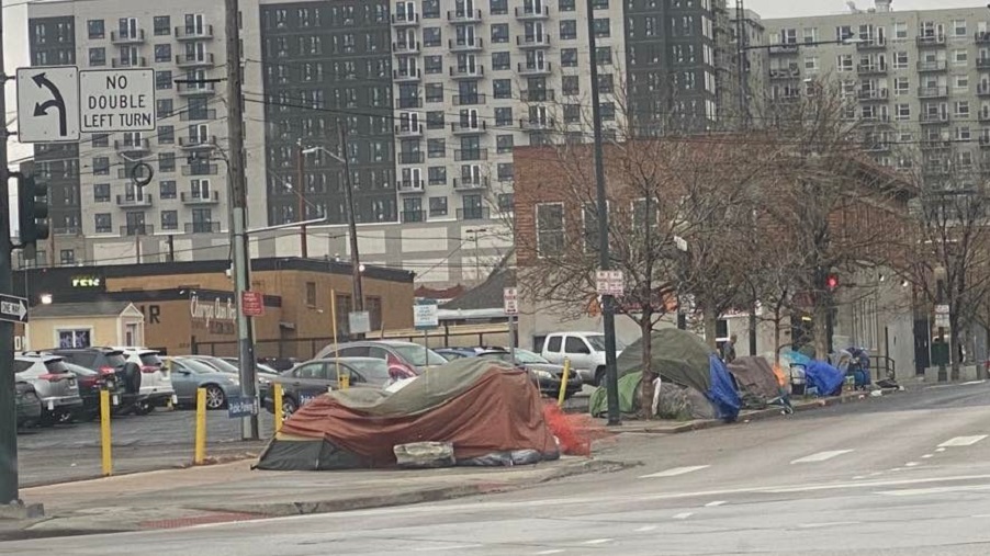 Piden a alcalde que elimine campamento para personas sin hogar antes de que comiencen las clases