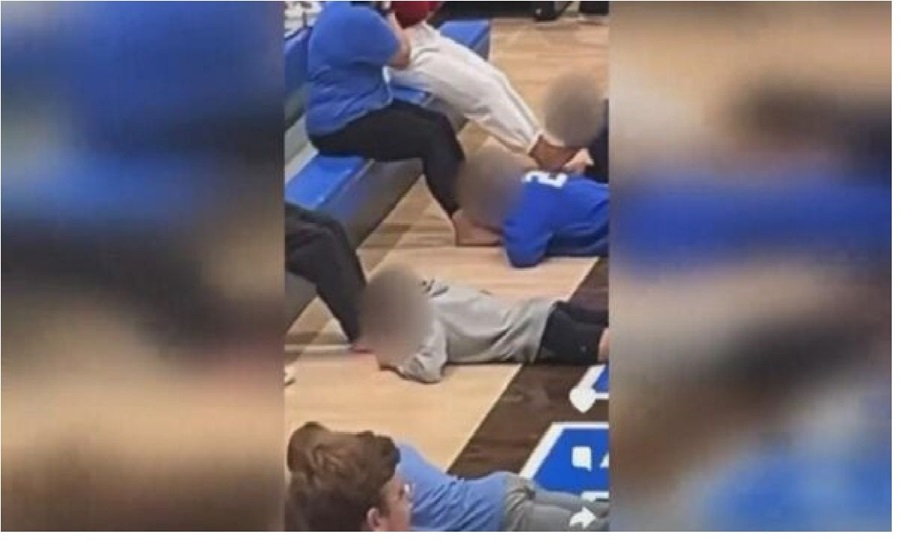 Escuela bajo investigación tras video que muestra a niños lamiendo los pies de adultos