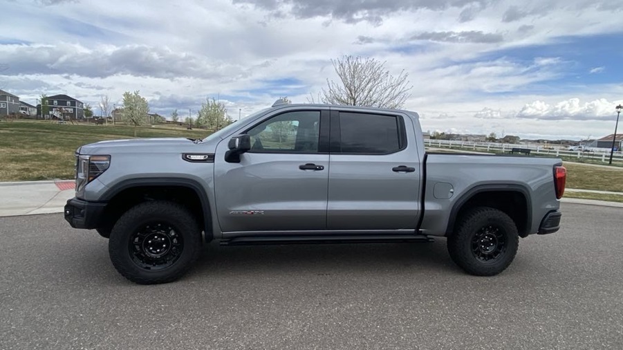 La 2024 GMC Sierra HD AT4X AEV