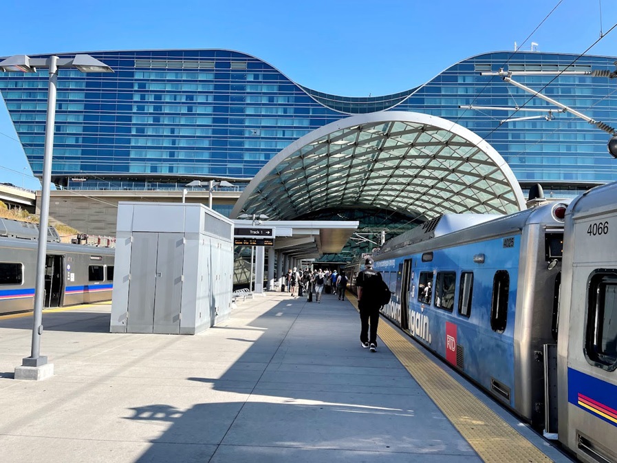 Humo provoca retrasos en trenes en DIA