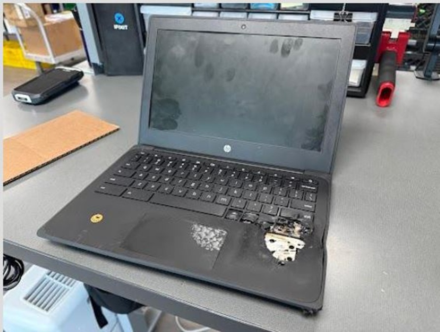 Estudiantes cortocircuitan deliberadamente las computadoras portátiles de la escuela