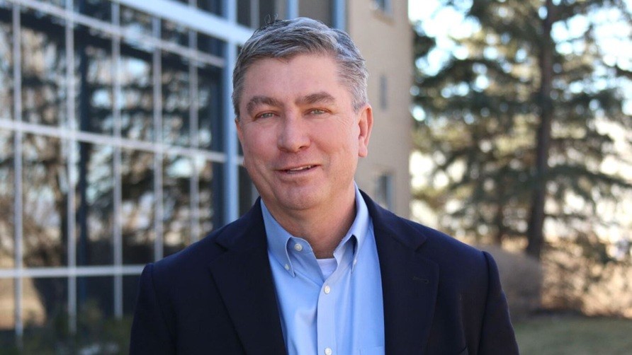 Superintendente renuncia a aumento de su contrato